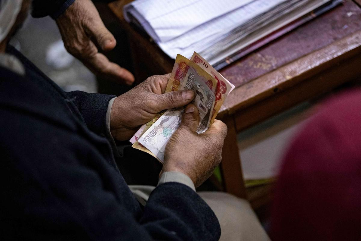 وزارة المالية العراقية تؤكد التزامها بصرف الرواتب في مواعيدها