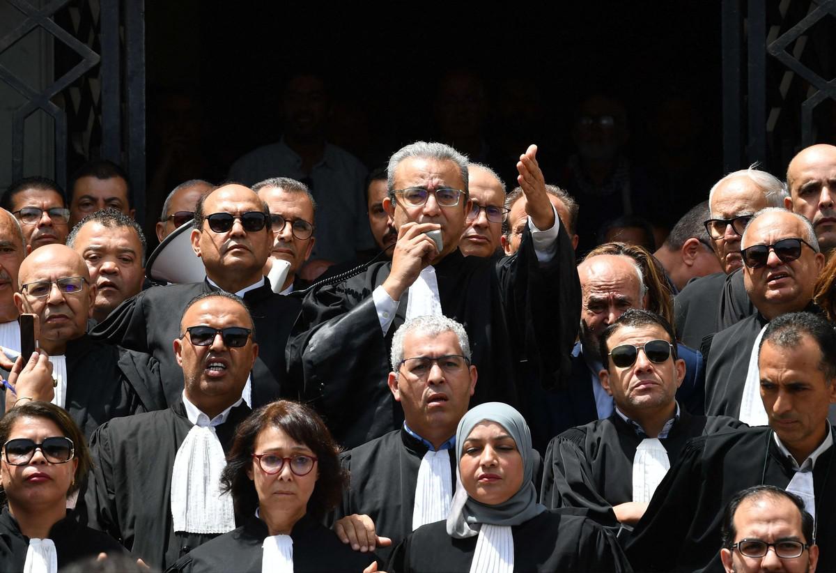 المحامون يخوضون معركة لي أذرع مع السلطة 