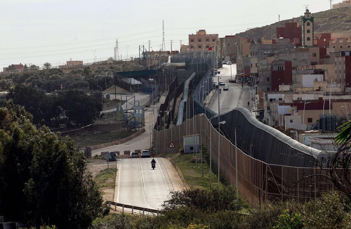 يقظة أمنية مغربية تحول دون اقتحام عشرات المهاجرين غير النظاميين للسياج الأمني مع سبتة
