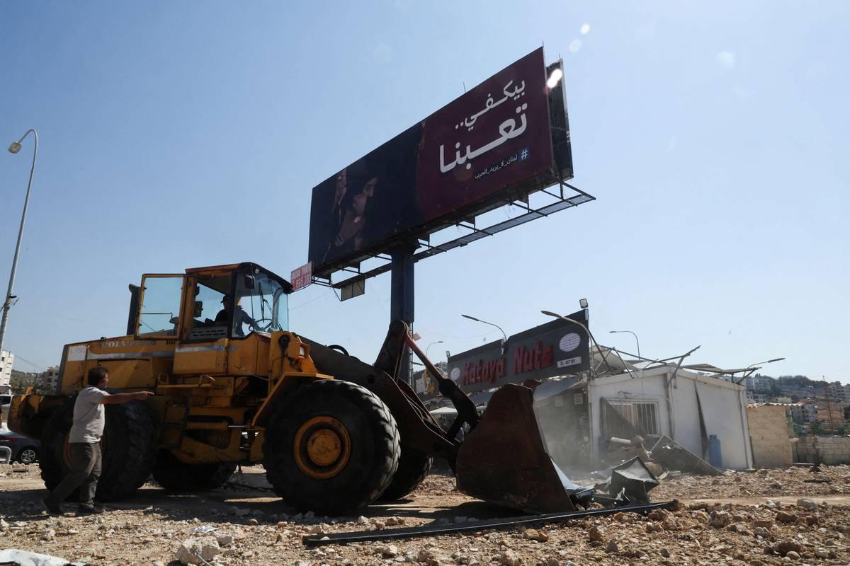 جدارية ضخمة في بلدة الجية جنوب بيروت تطالب بوقف الحرب