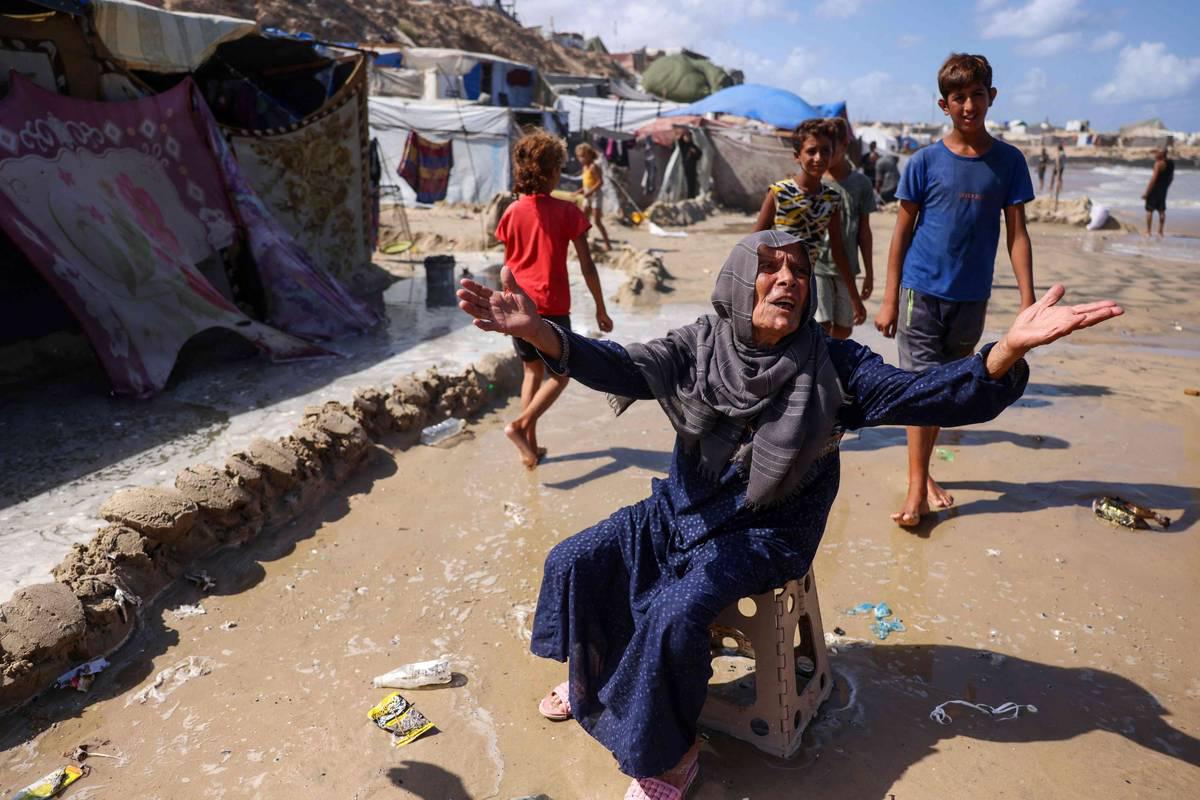 فلسطينية ضرب المد عشتها على ساحل مخيم خان يونس في غزة