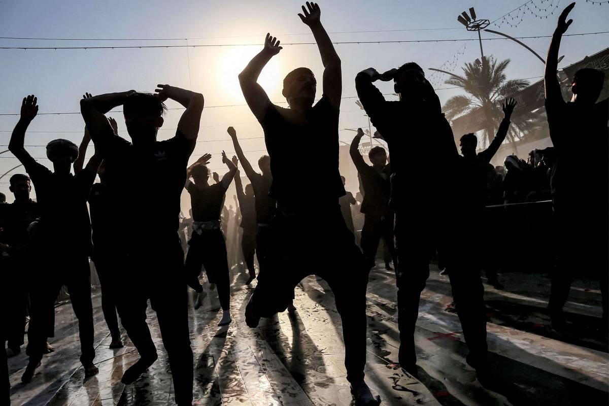 عراقيون يشاركون بمسيرة الأربعين في كربلاء