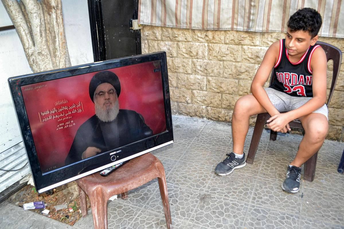 طفل لبناني يستمع لكلمة حسن نصرالله بعد تفجيرات البيجر في لبنان