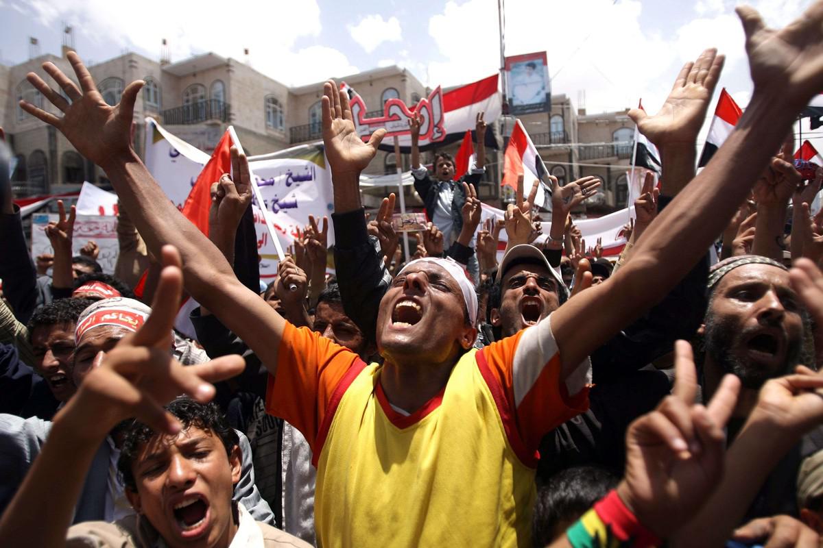 الحوثيون ينظرون إلى الاحتفالات بالثورة على أنها تهدد سلطتهم 