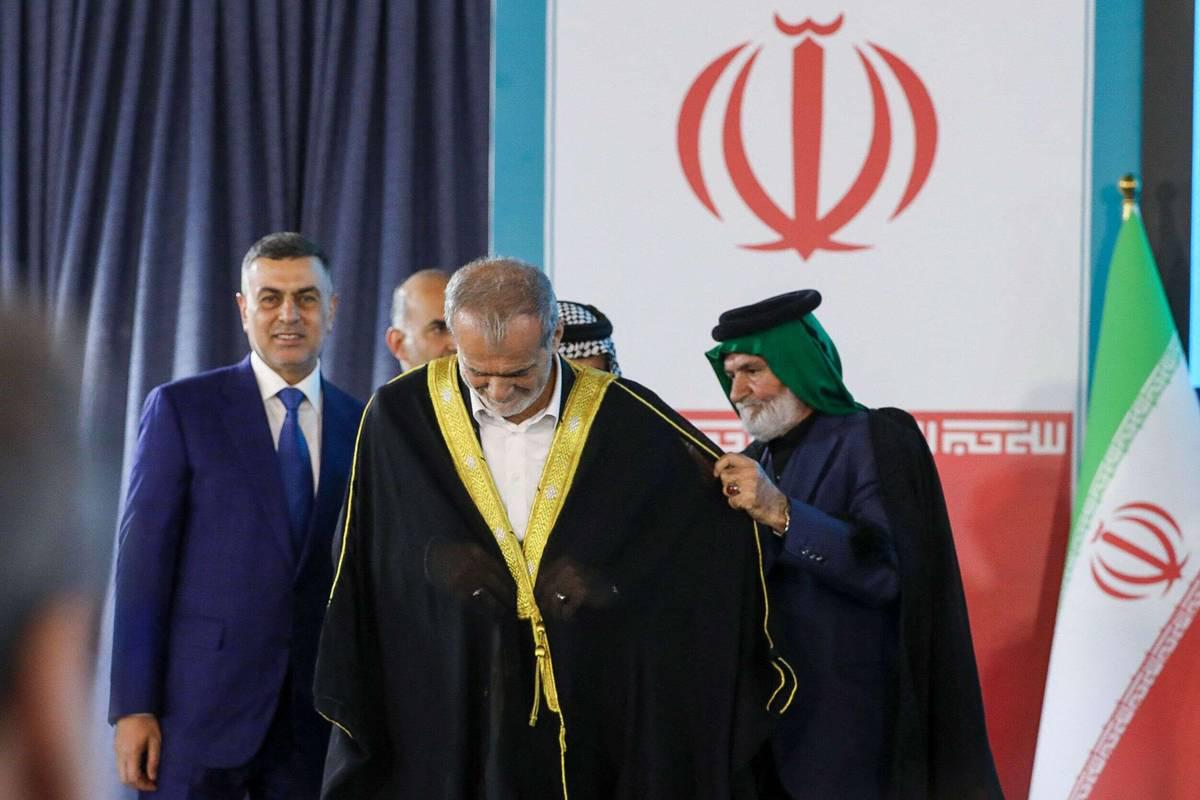 رؤساء عشائر عراقية يهدون عباءة عربية للرئيس الإيراني مسعود بزشكيان