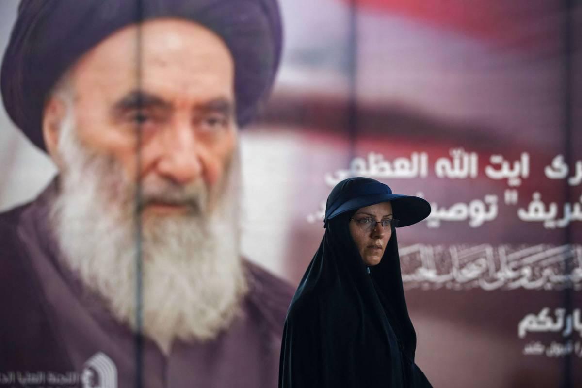 زائرة إيرانية تعبر من مخفر زرباطية على الحدود العراقية الإيرانية للمشاركة بزيارة الأربعين