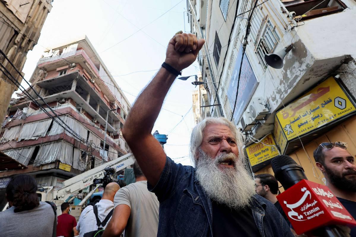 لبناني يتظاهر احتجاجا على موجة القصف الإسرائيلي الجديدة