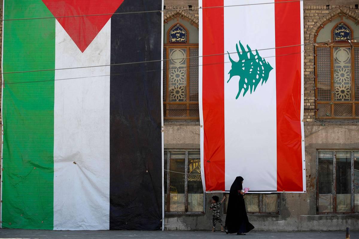 عراقيون أمام جامع يرفع اعلاما لفلسطين ولبنان