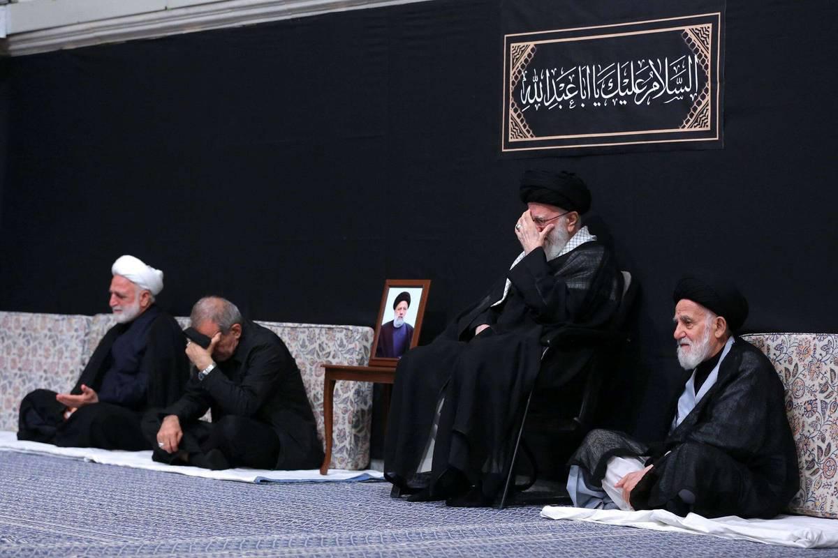 المرشد الإيراني الأعلى علي خامنئي مع الرئيس مسعود بزشكيان خلال احياء مراسم عاشوراء