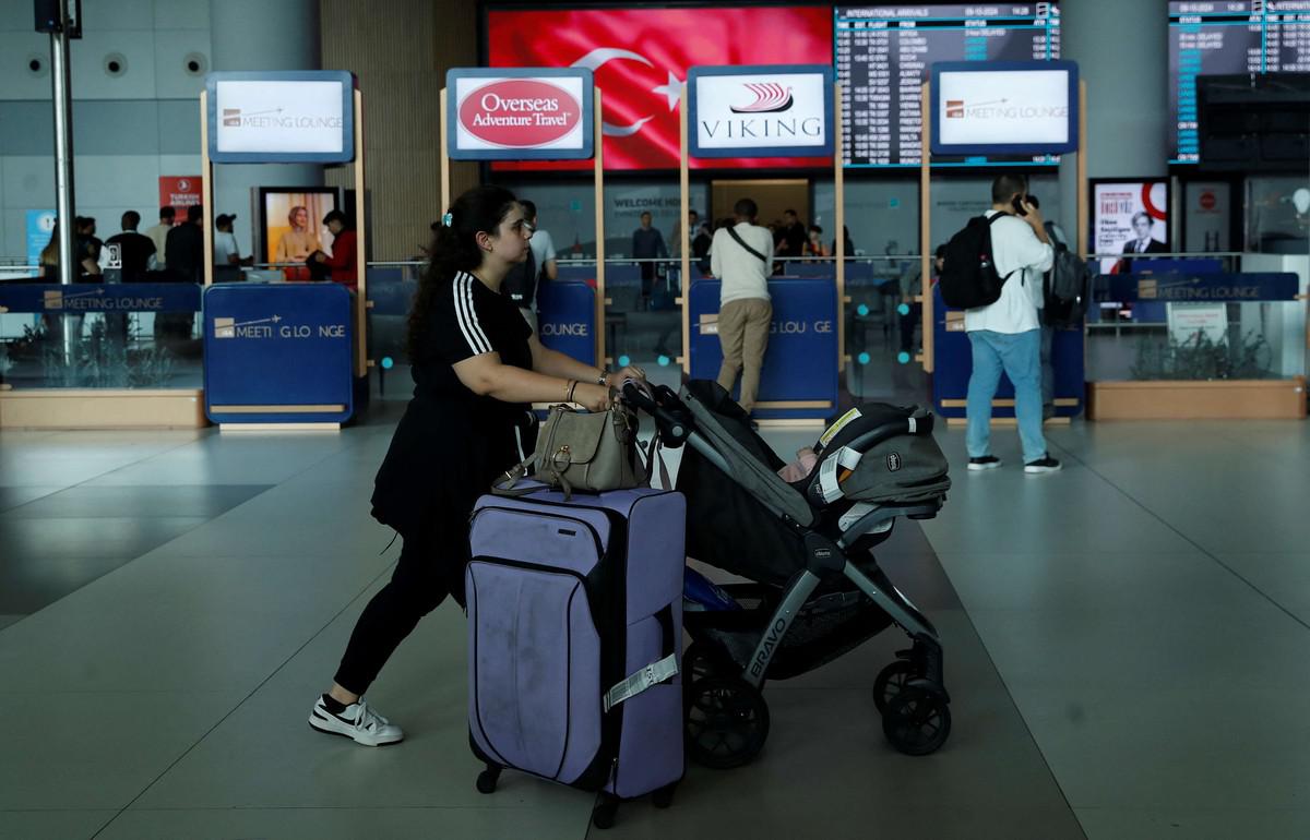 الدول تسابق الزمن لإجلاء رعاياها من لبنان 