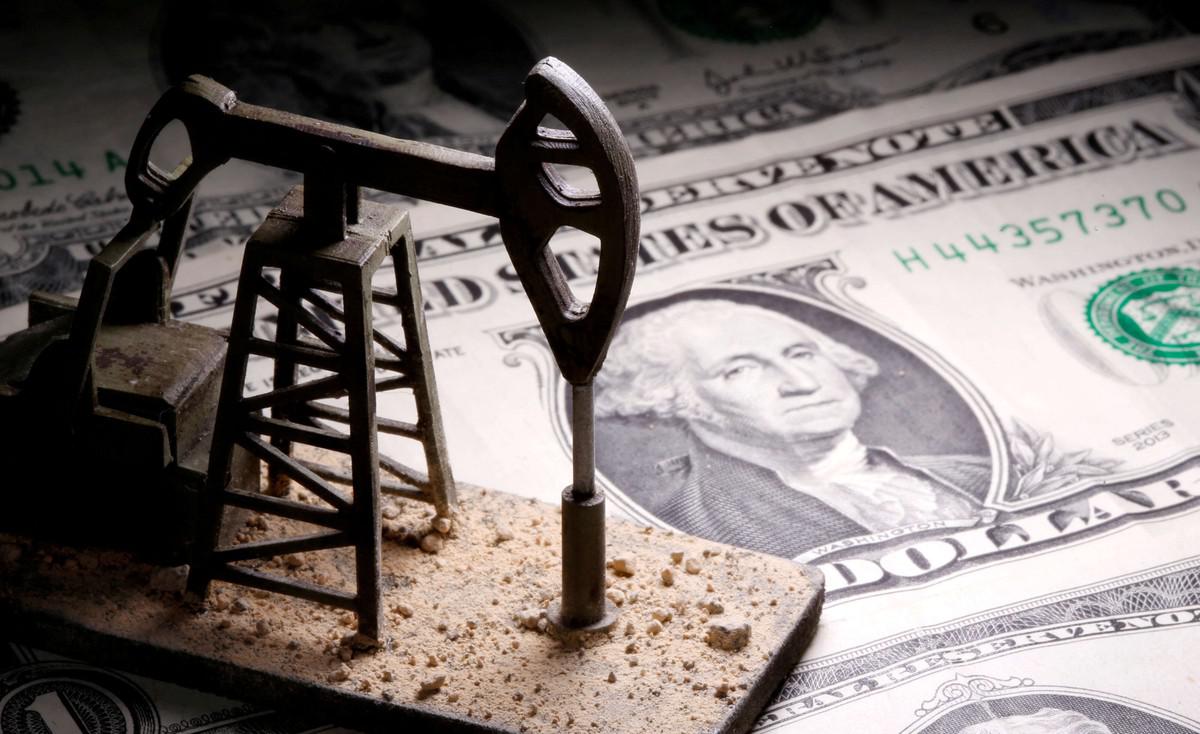 أسعار النفط ترتفع  بأكثر من دولار