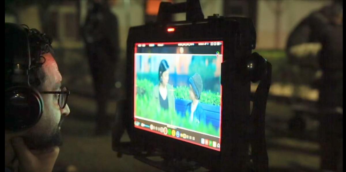 المخرج خلال التصوير 