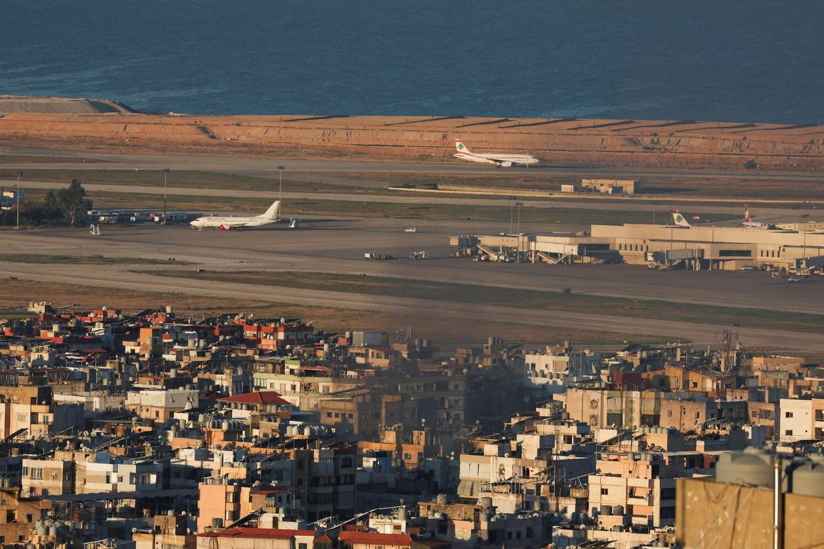 القصف يستهدف محيط مطار الحريري