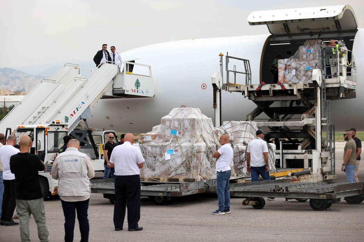  مناشدات بالتعامل مع مطار بيروت كممر إنساني