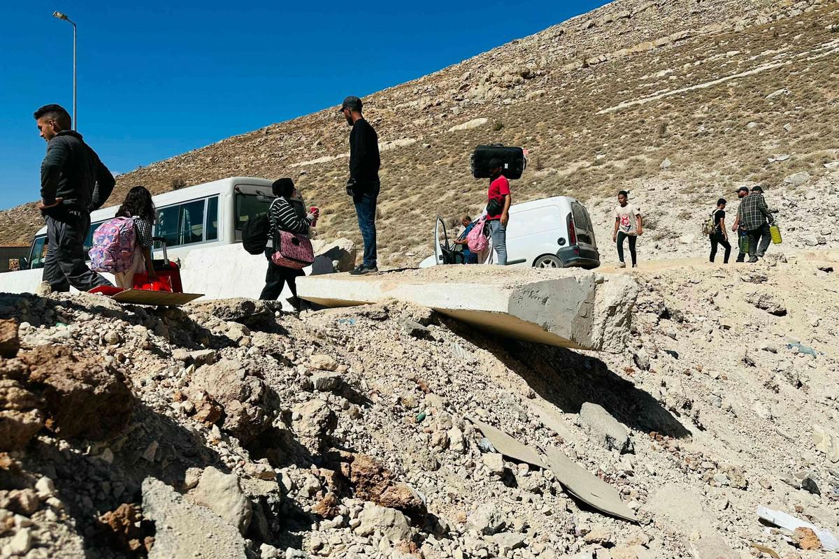 الحفرة التي خلفتها الغارة الإسرائيلية تمنع عبور أي سيارة أو حافلة