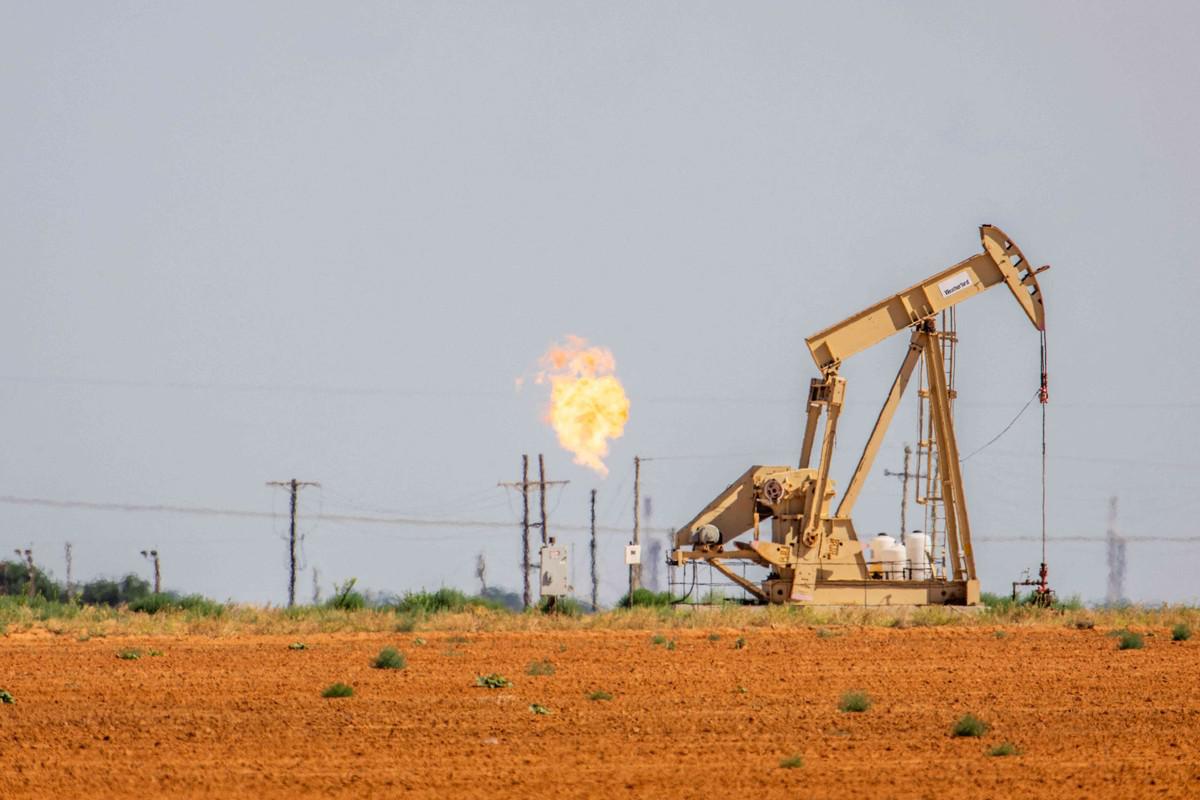 ضعف النشاط الاقتصادي في الصين وأميركا الشمالية يخفضان مؤقتا من الطلب على النفط