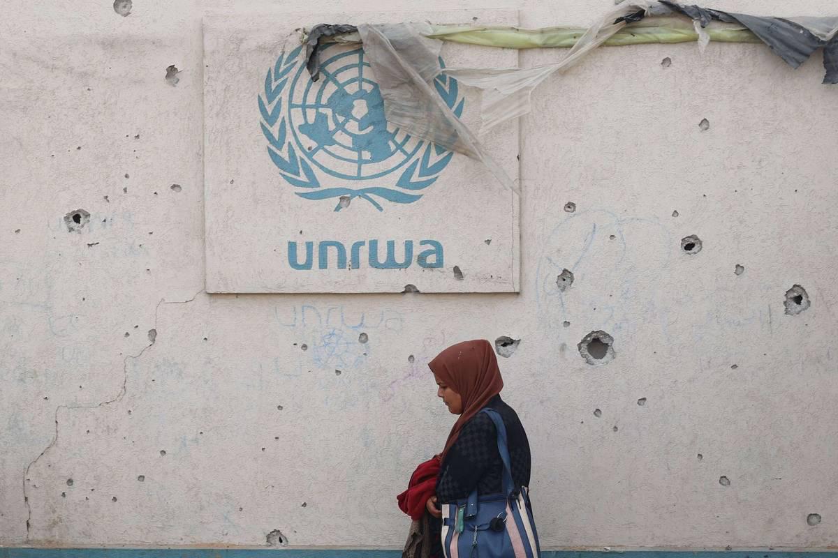 فلسطينية تمر بجانب مكتب الانروا في خان يونس