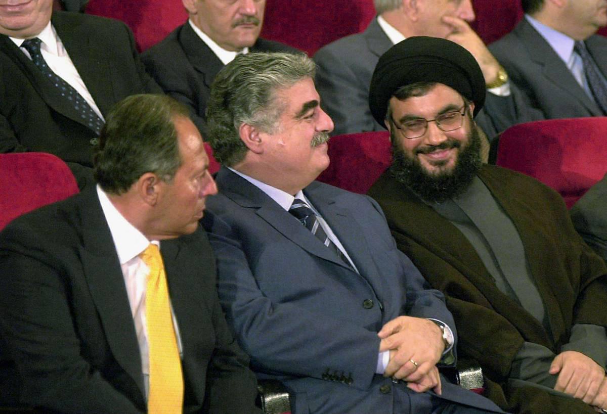 رئيس الوزراء اللبناني رفيق الحريري يتوسط الرئيس اللبناني أميل لحود وأمين عام حزب الله حسن نصرالله (2001)