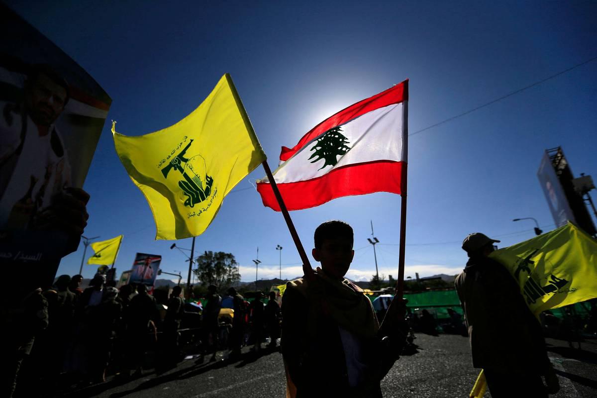 متظاهرون يمنيون يرفعون أعلاما للبنان وحزب الله