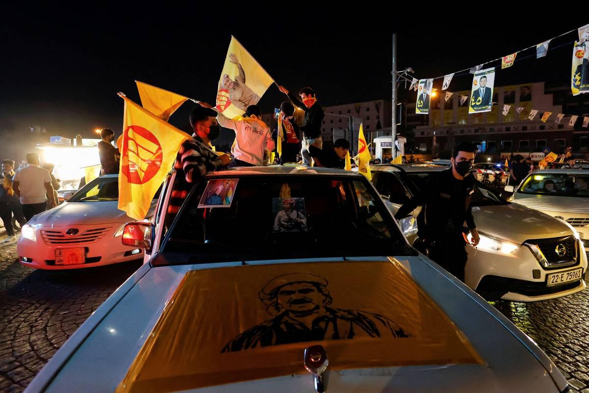 أكراد يحتفلون بتقدم الحزب الديمقراطي في الانتخابات المحلية