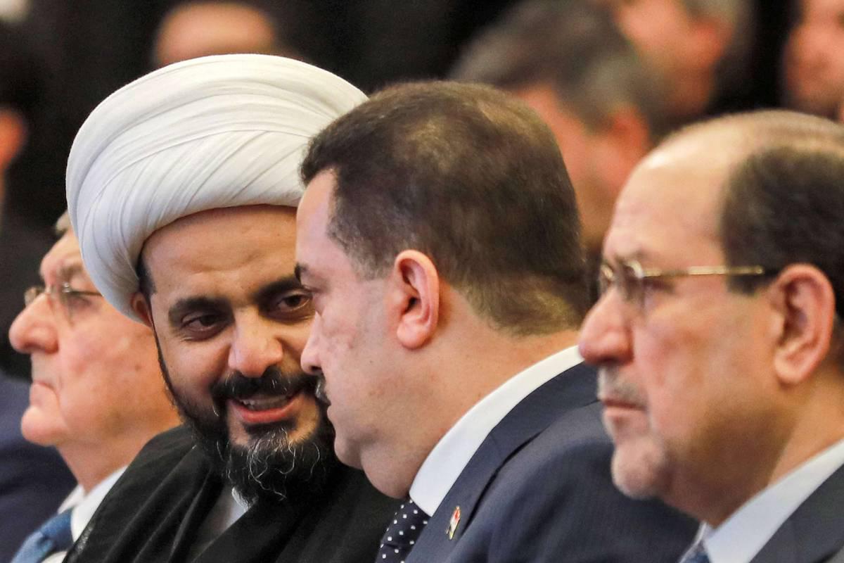 رئيس الوزراء العراقي محمد شياع السوداني يتوسط رئيس الوزراء السابق نوري المالكي وزعيم ميليشيا عصائب الحق قيس الخزعلي