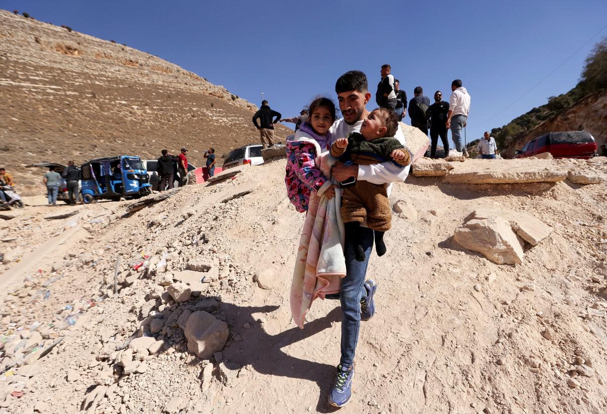 أهالي الضاحية الجنوبية فروا من الحرب من معاقل حزب الله إلى قرى لبنانية أخرى وإلى الحدود مع سوريا