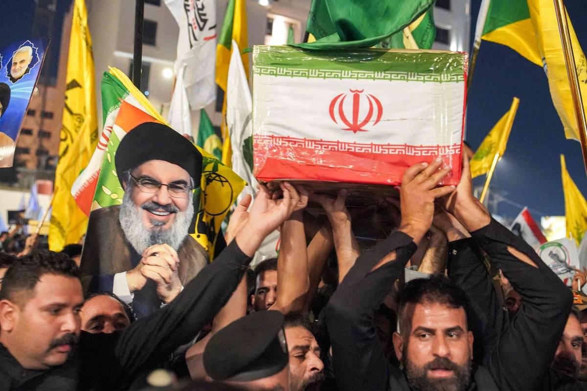 إيرانيون يرفعون صورة حسن نصرالله في مراسم تشييع قائد في الحرس الثوري الإيراني قتل برفقته