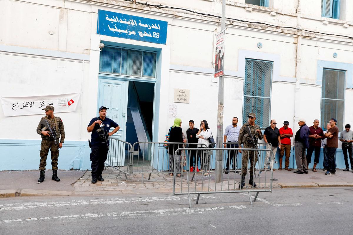 التونسيون ينتخبون رئيسهم الجديد من بين ثلاثة مرشحين يتقدّمهم سعيّد 