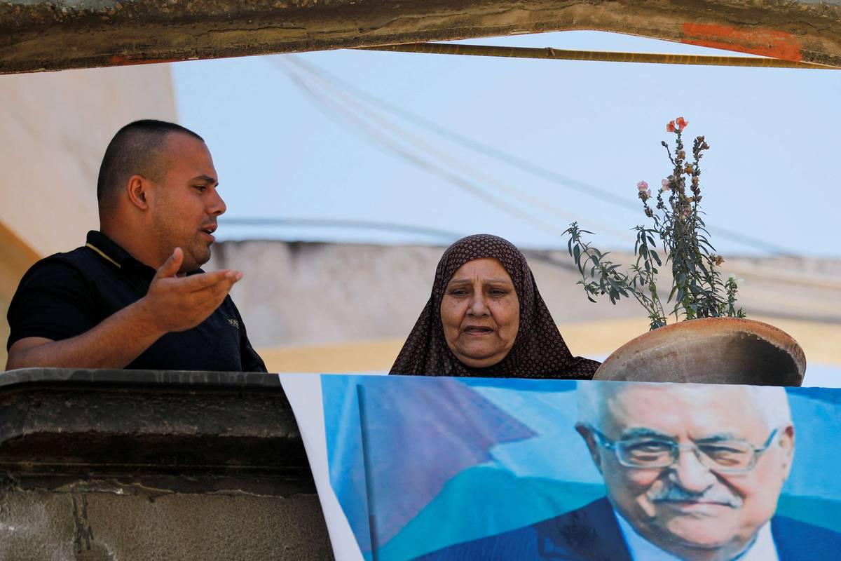فلسطينيون في مخيم جنين