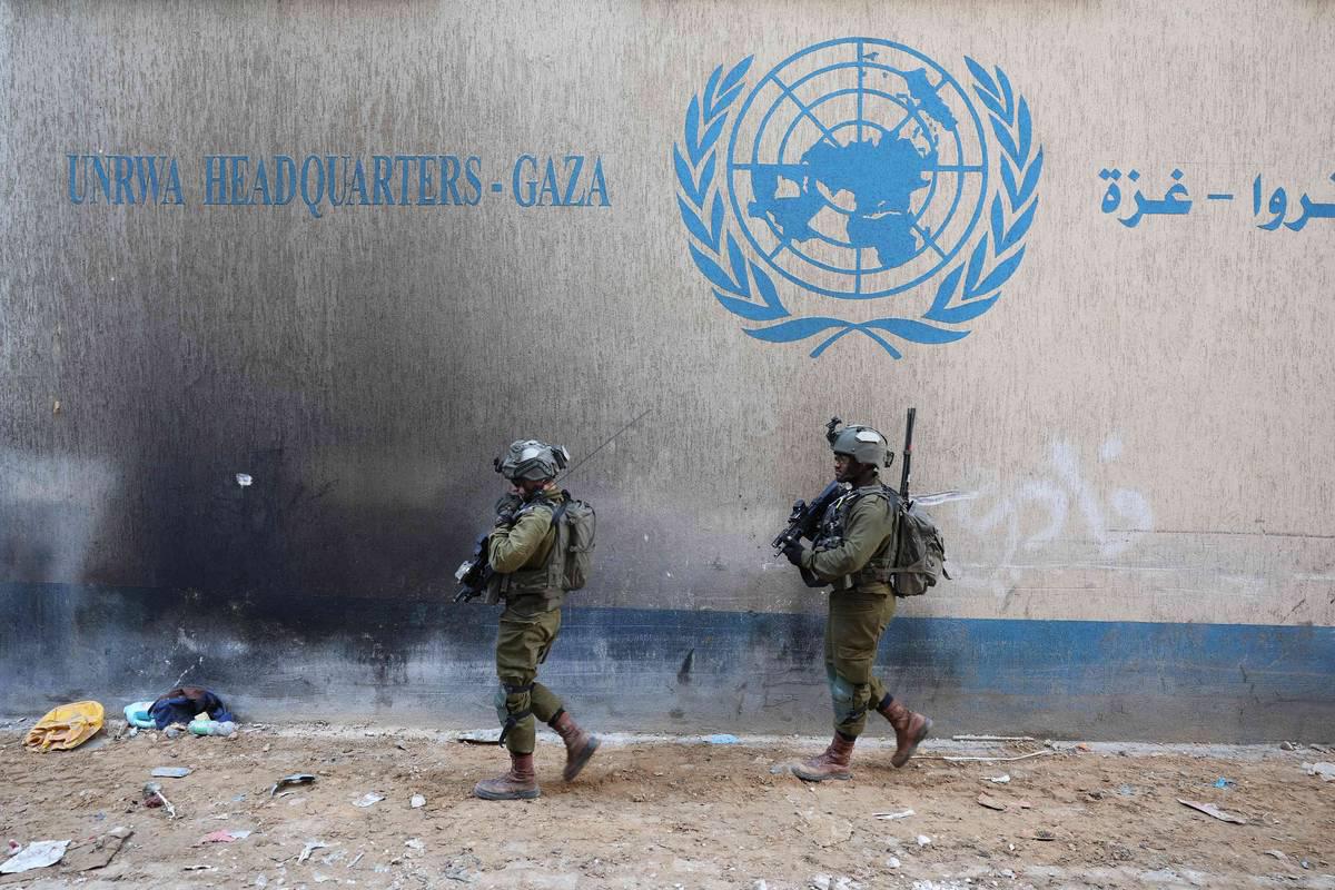 جنود إسرائيليون في دورية قرب مبنى للأونروا في غزة