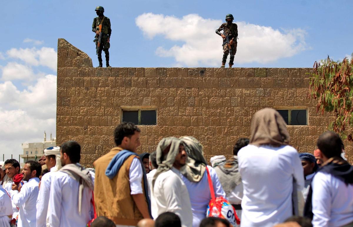 ماذا يخفي الحوثيون في سجونهم