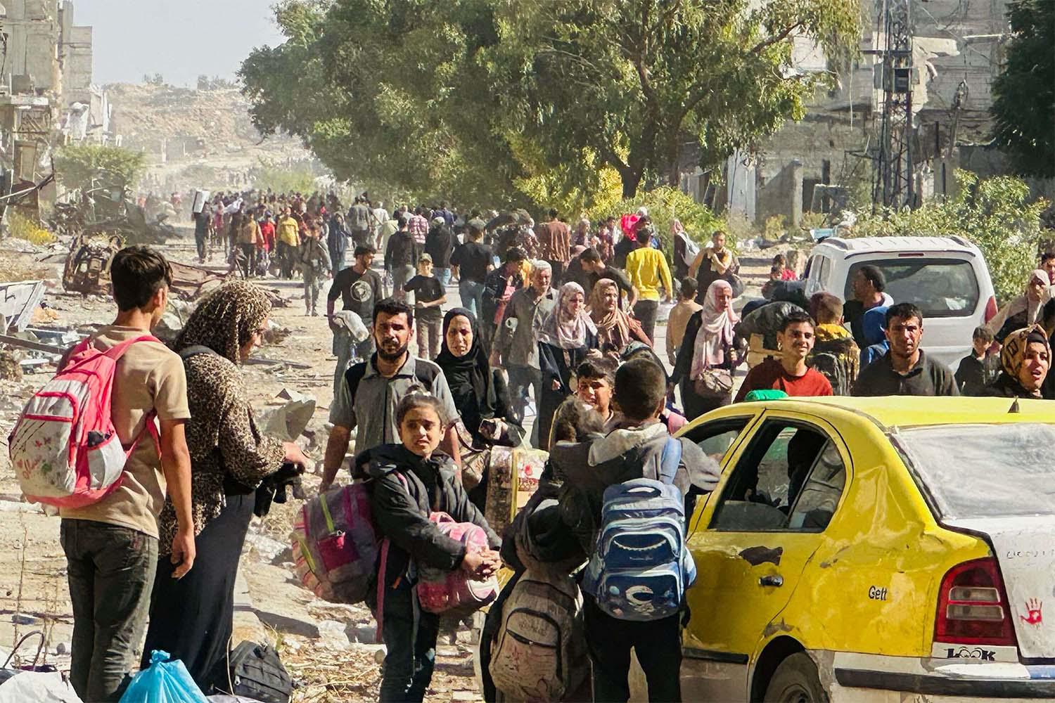 Displaced families fleeing Israeli army operations in Jabalia in northern Gaza take the main Salah al-Din road towards Gaza City