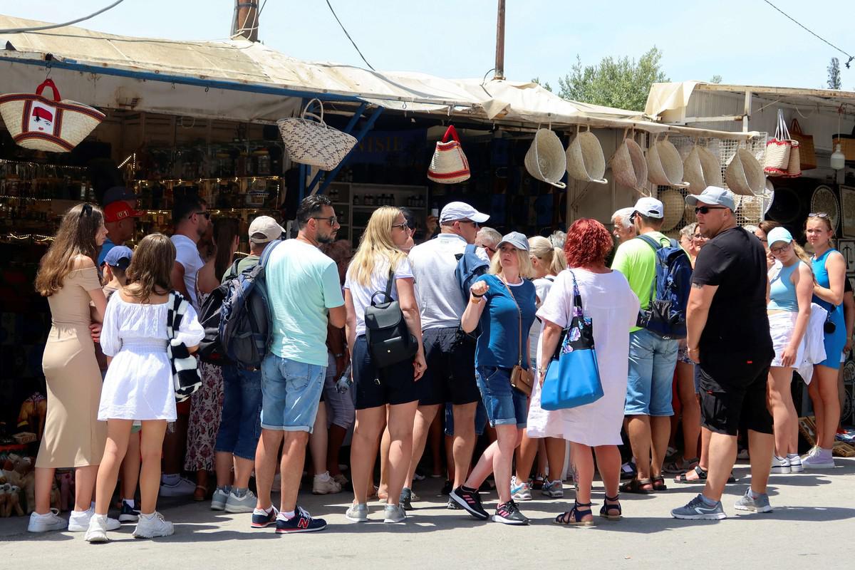 انتعاشة سياحية تساهم في تنفيس أزمة تونس المالية  