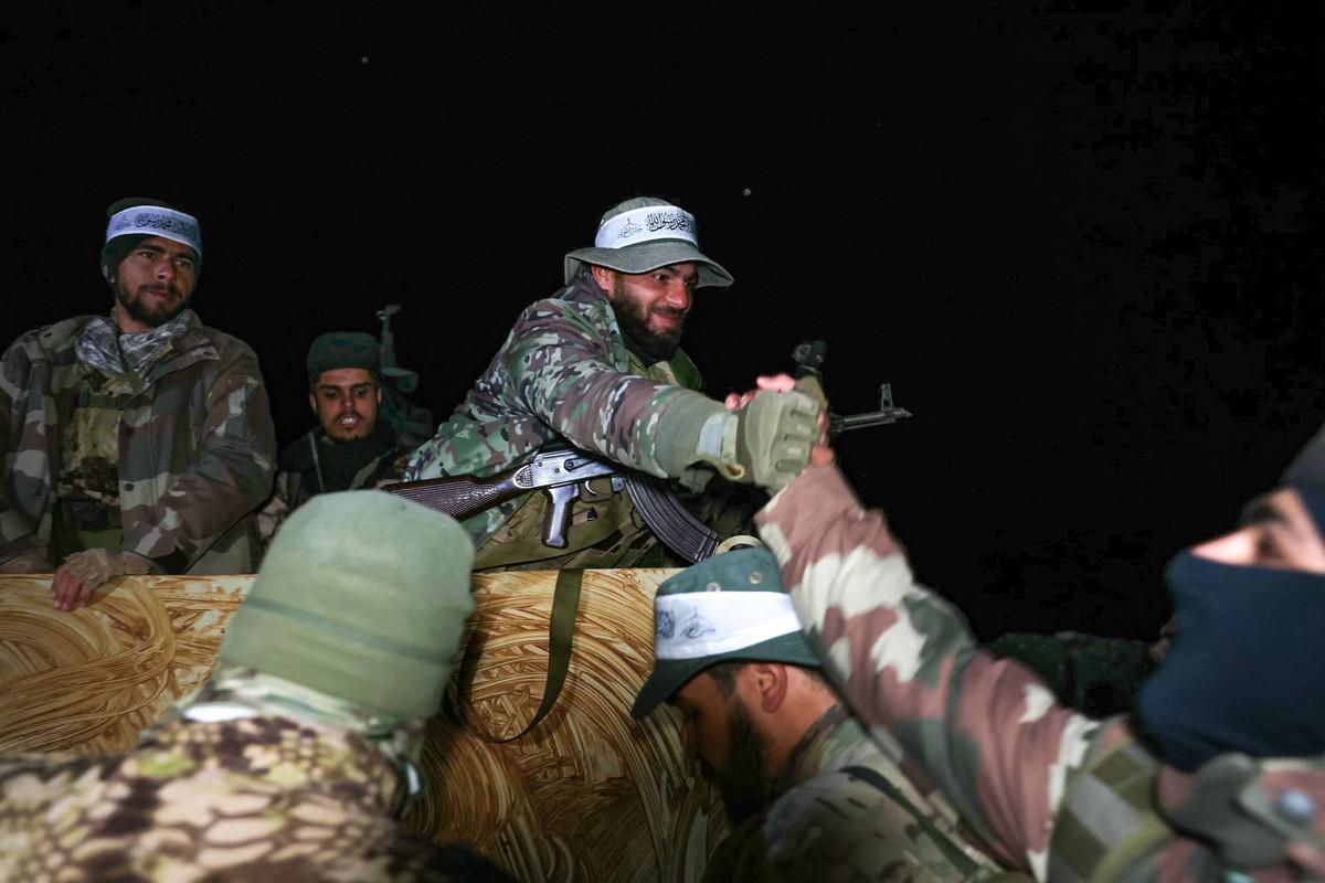 مقاتلون من هيئة تحرير الشام يصلون إلى قلعة حلب