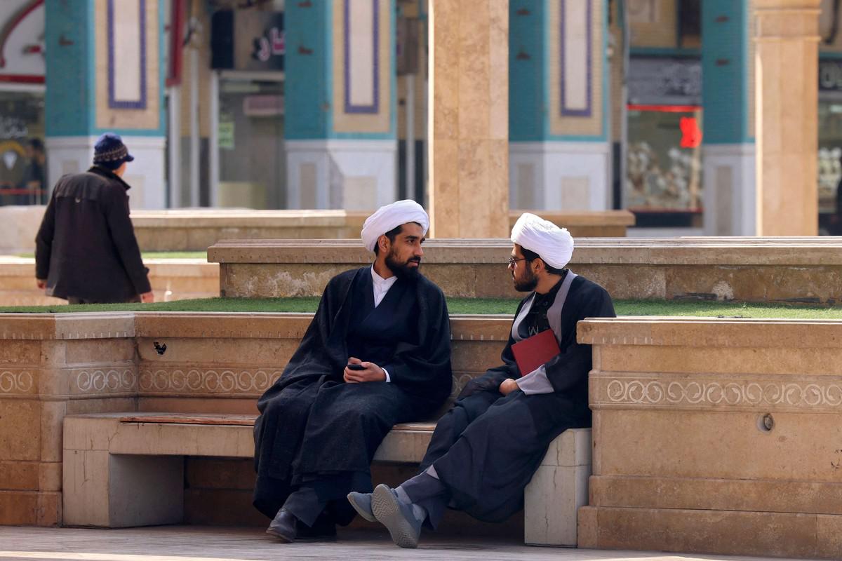 نقاش ينذر بتفاقم الخلاف بين رجال الدين الاصلاحيين والمحافظين