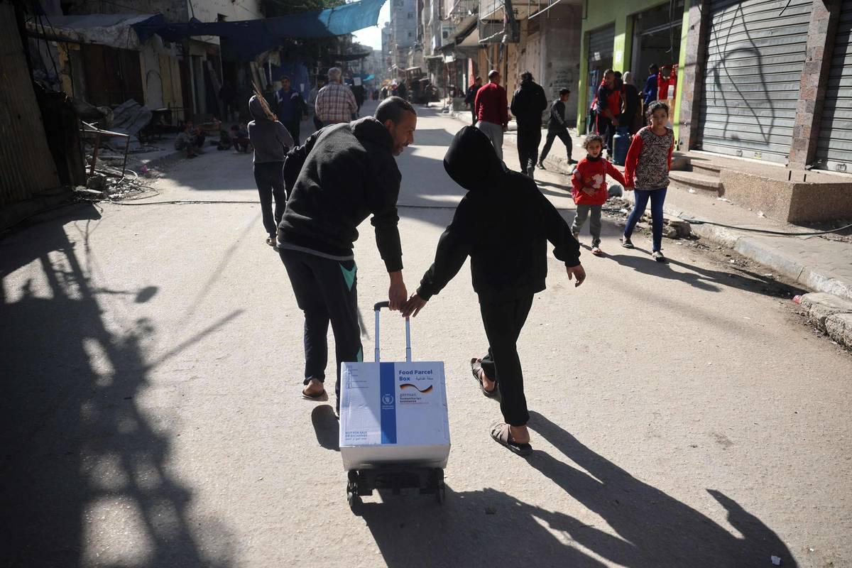 فلسطينيون يسحبون حصتهم من مساعدات دولية في غزة