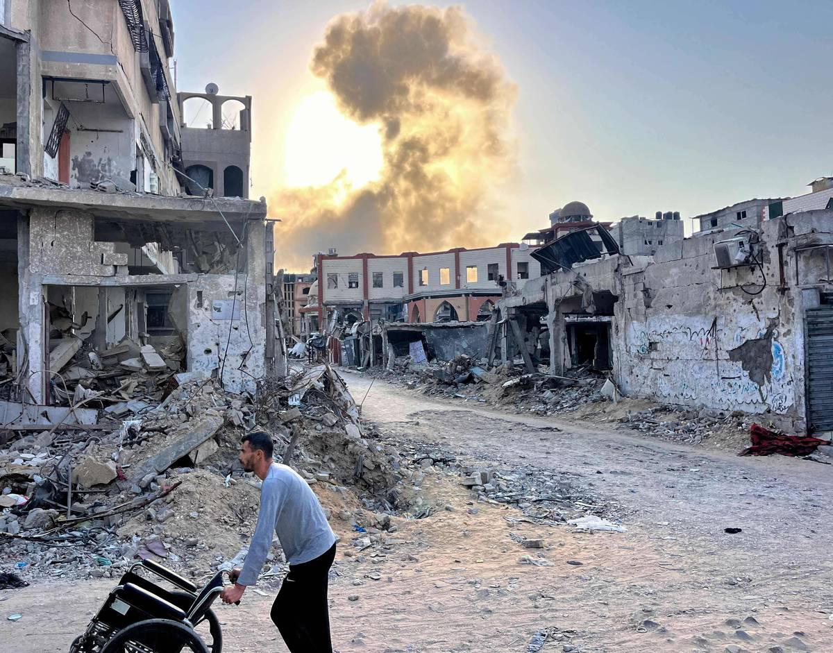 فلسطيني بالقرب من اطلال لأبنية مدمرة بالقصف في غزة