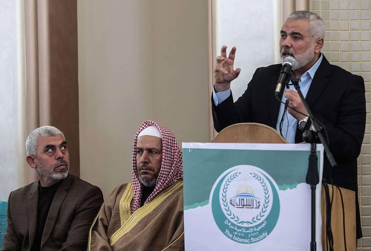 العضو القيادي في حماس خليل الحية يتوسط الزعيمين يحيى السنوار وإسماعيل هنية اللذين تمت تصفيتهم من قبل إسرائيل (2017)