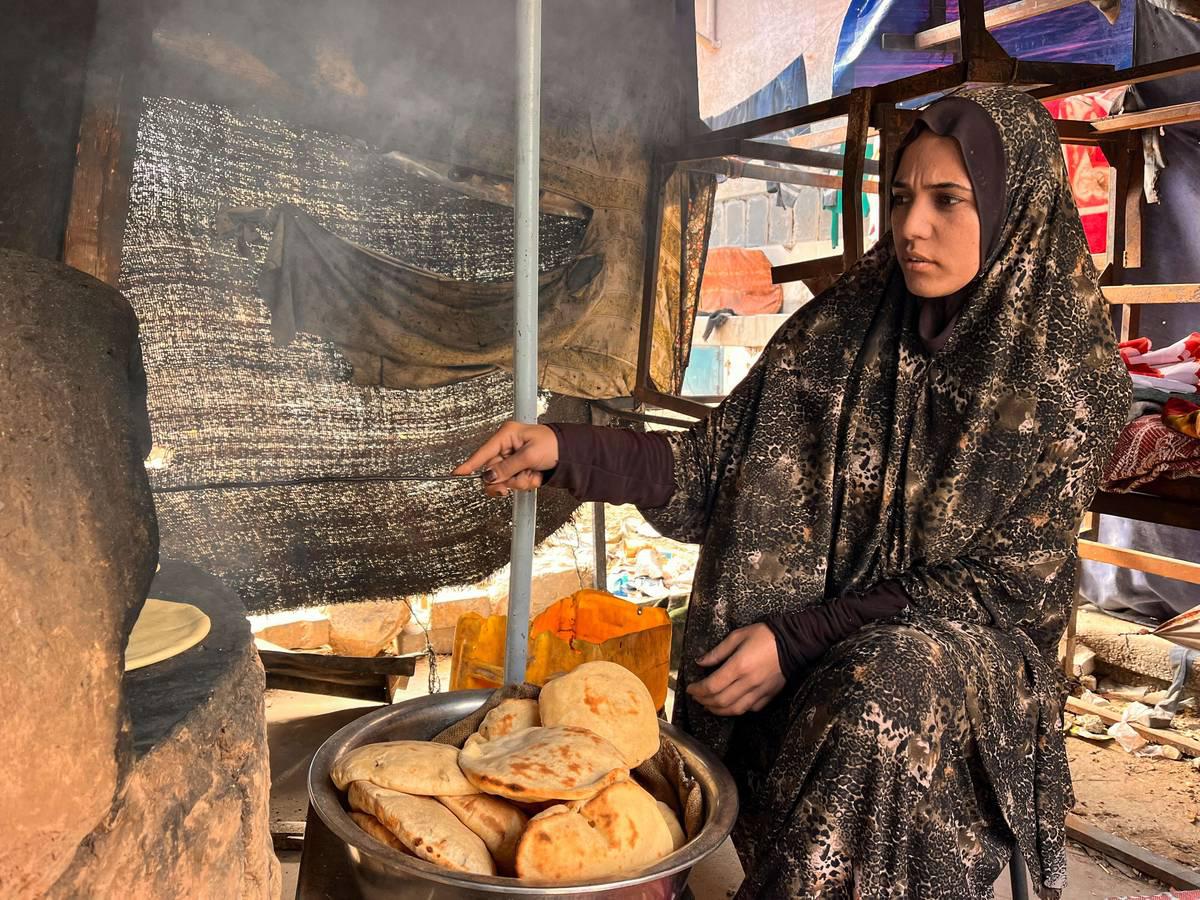 فلسطينية أمام فرن في خيمة برفح في غزة