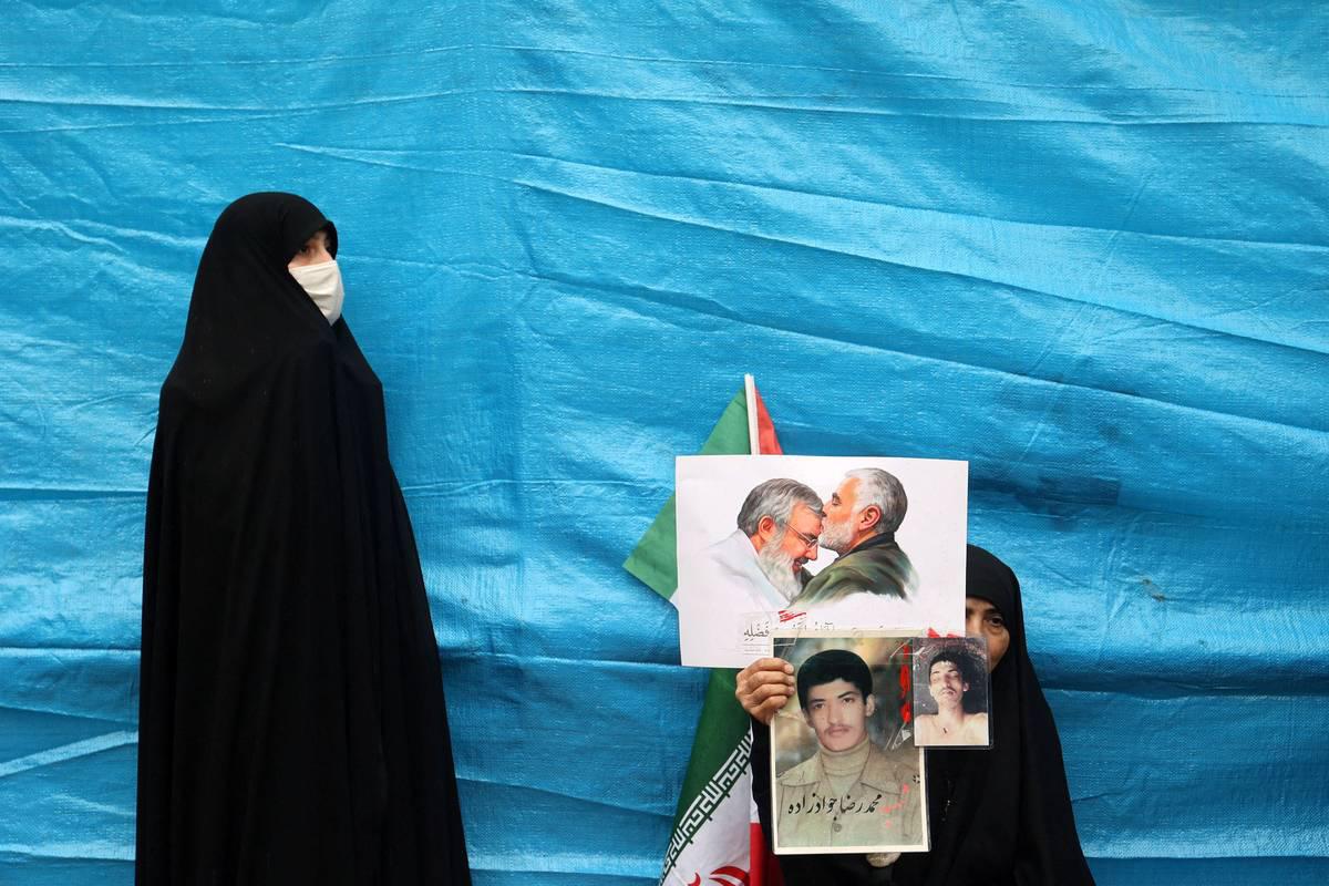 إيرانيات يرفعن صورا لسليماني ونصرالله