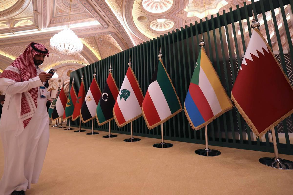 سعودي اثناء الاستعدادات لمؤتمر الصين – العالمي العربي في الرياض