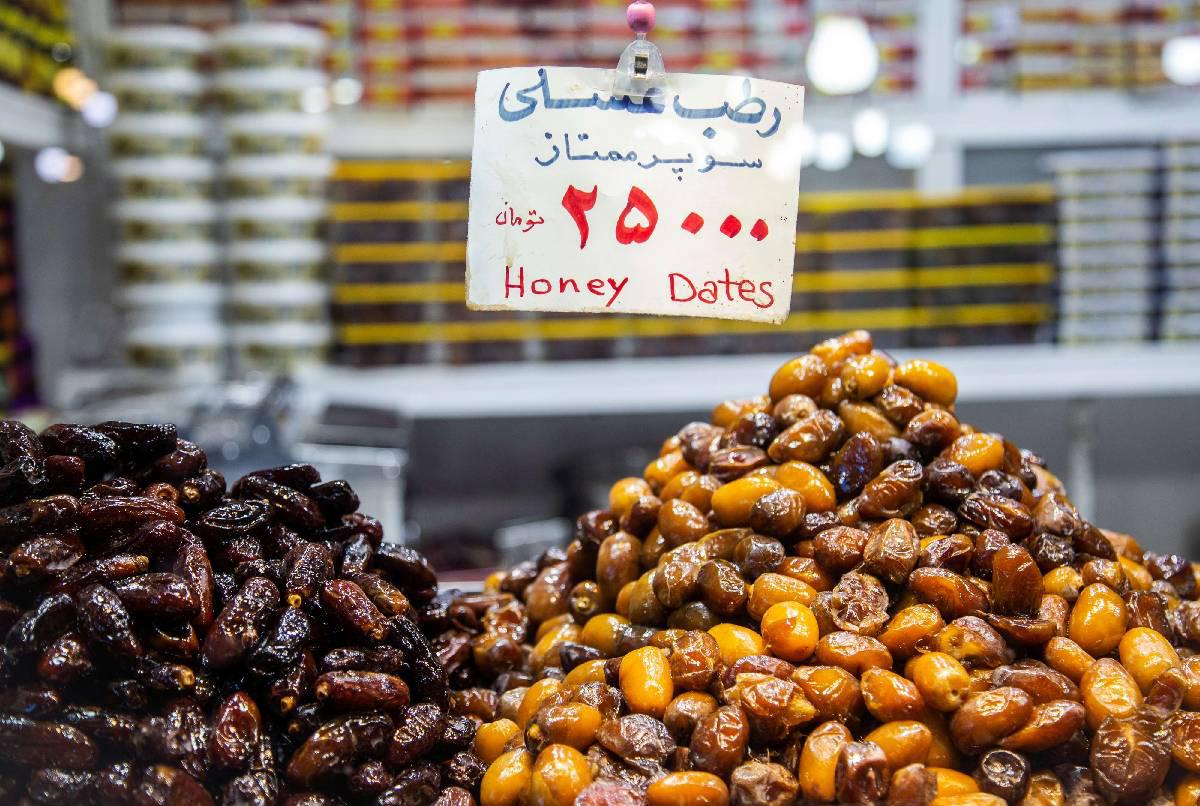 بائع تمور في بازار إيران