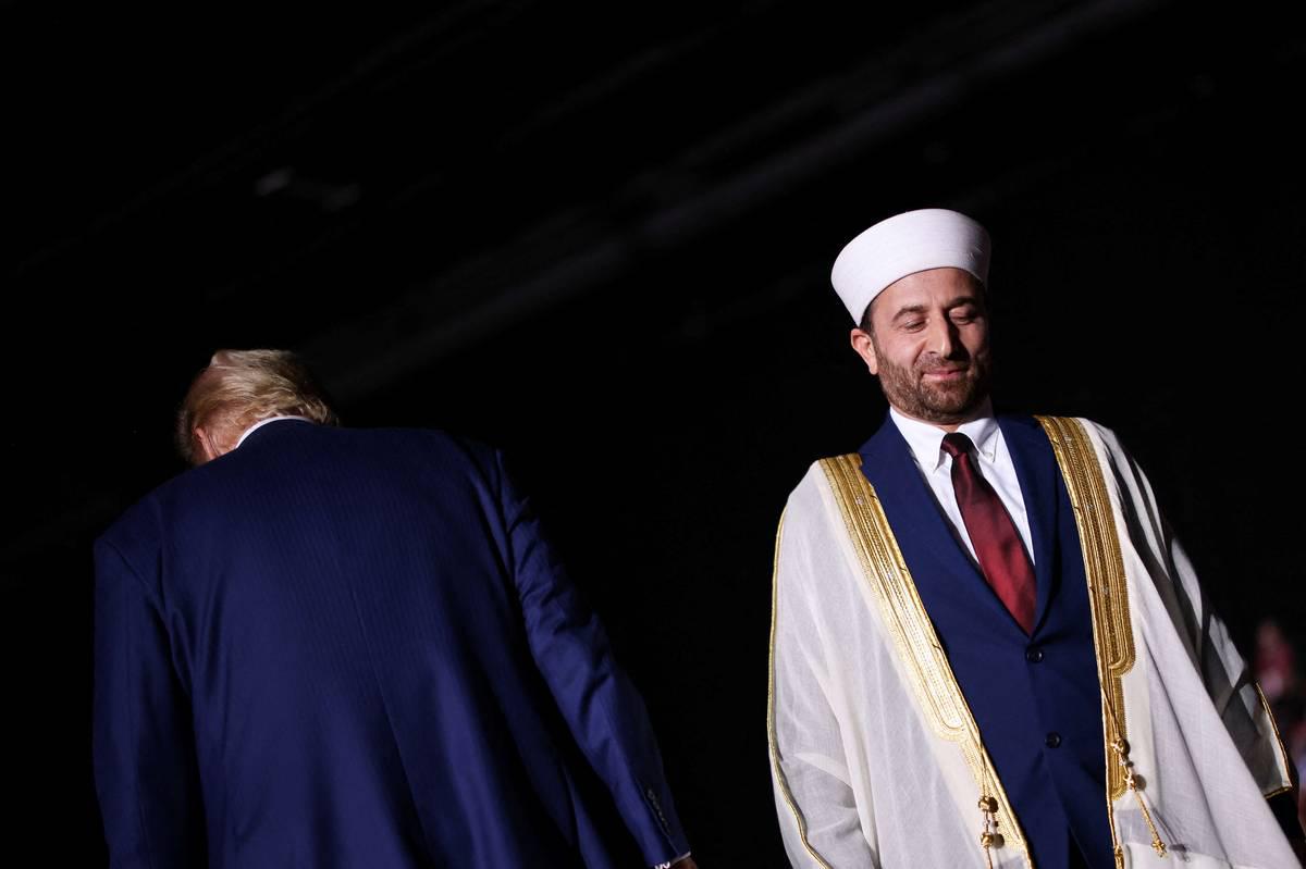 الرئيس الأميركي المنتخب دونالد ترامب مع ممثلين للجالية المسلمة في ميشيغان