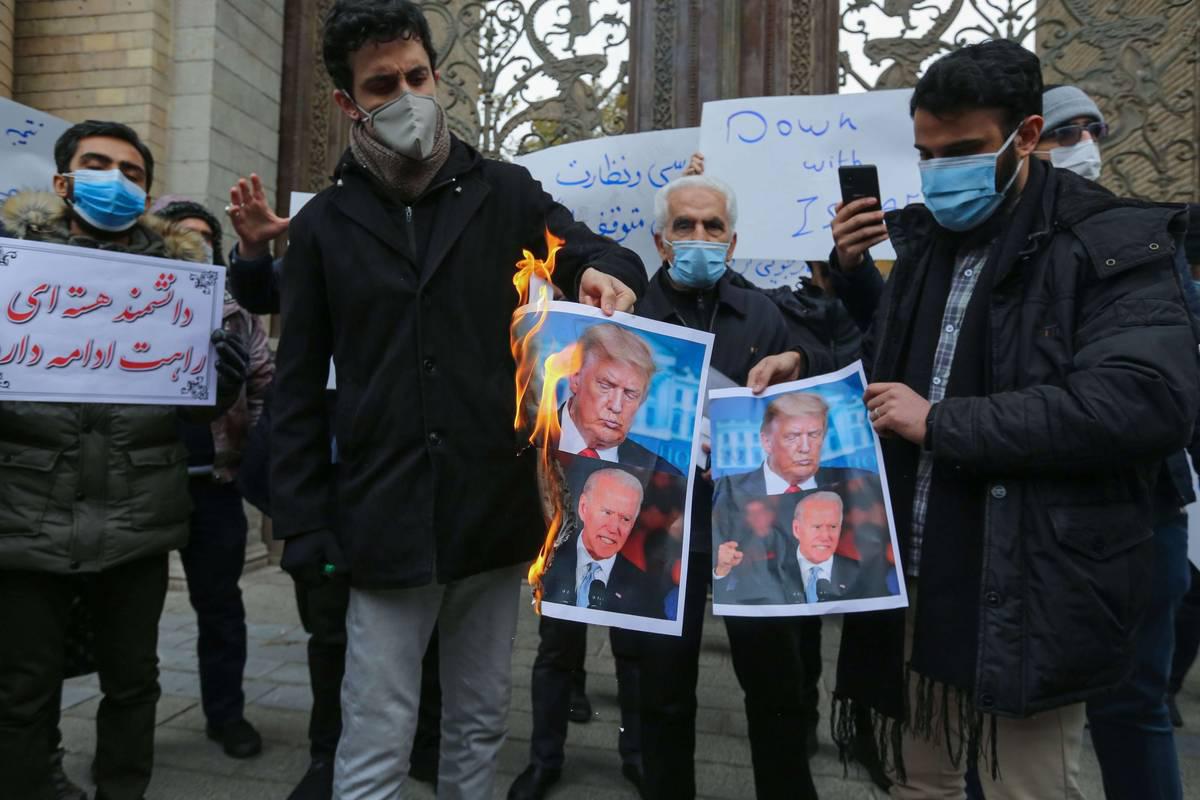 إيرانيون يحرقون صورا لترامب وبايدن