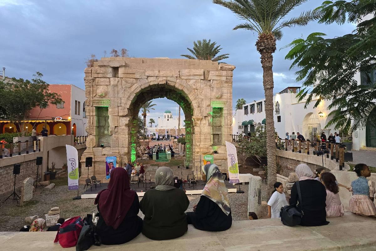 ليبيات بالقرب من قوس ماركوس وسط طرابلس