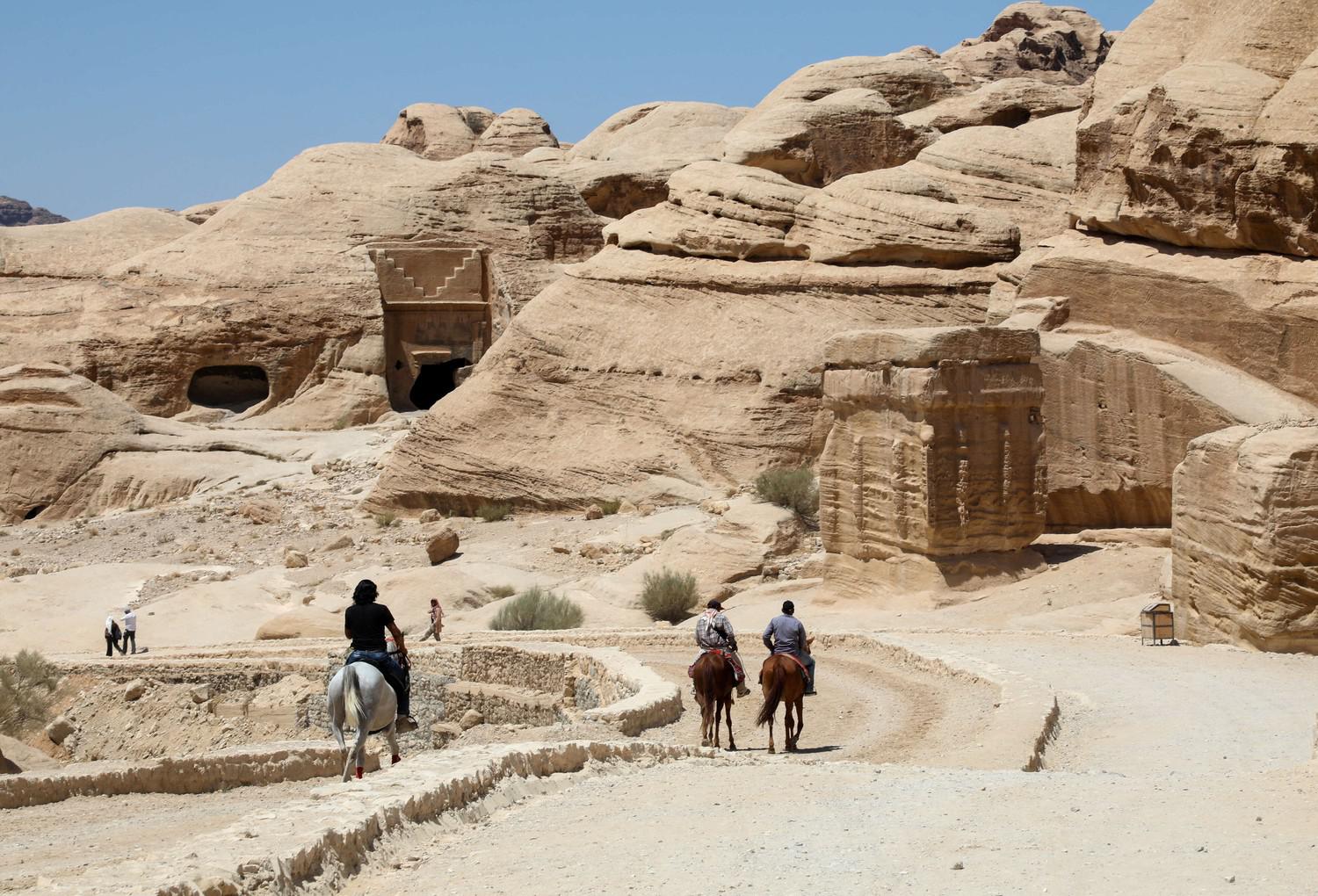 قطاع السياحة يكابد من أجل البقاء