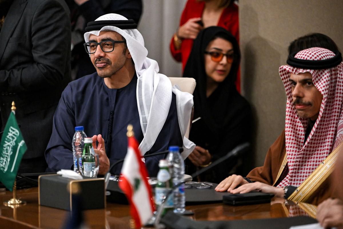 الوزراء المجتمعون يؤيدون تشكيل هيئة حكم انتقالية جامعة بتوافق سوري