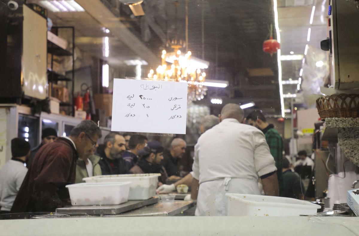 سعر الصرف يترواح في دمشق بين عشرة و12 الفا ليرة للدولار بعد أن وصل لنحو 30 ألف زمن الأسد