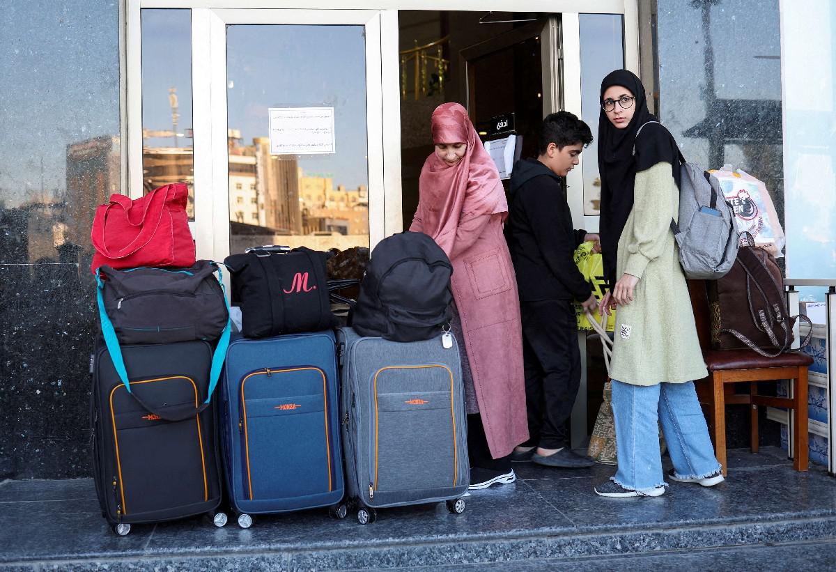 آلاف اللبنانيين يأملون نهاية الكابوس 
