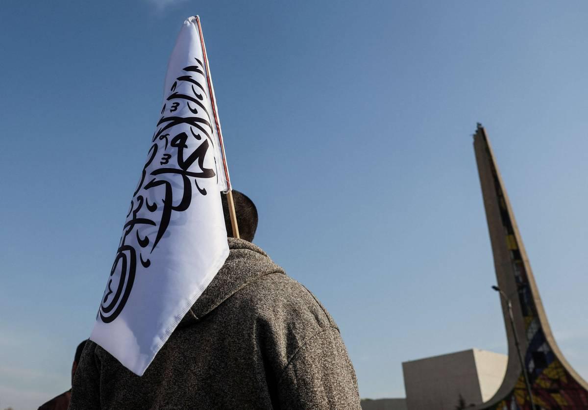 مقاتل من هيئة تحرير الشام وسط دمشق